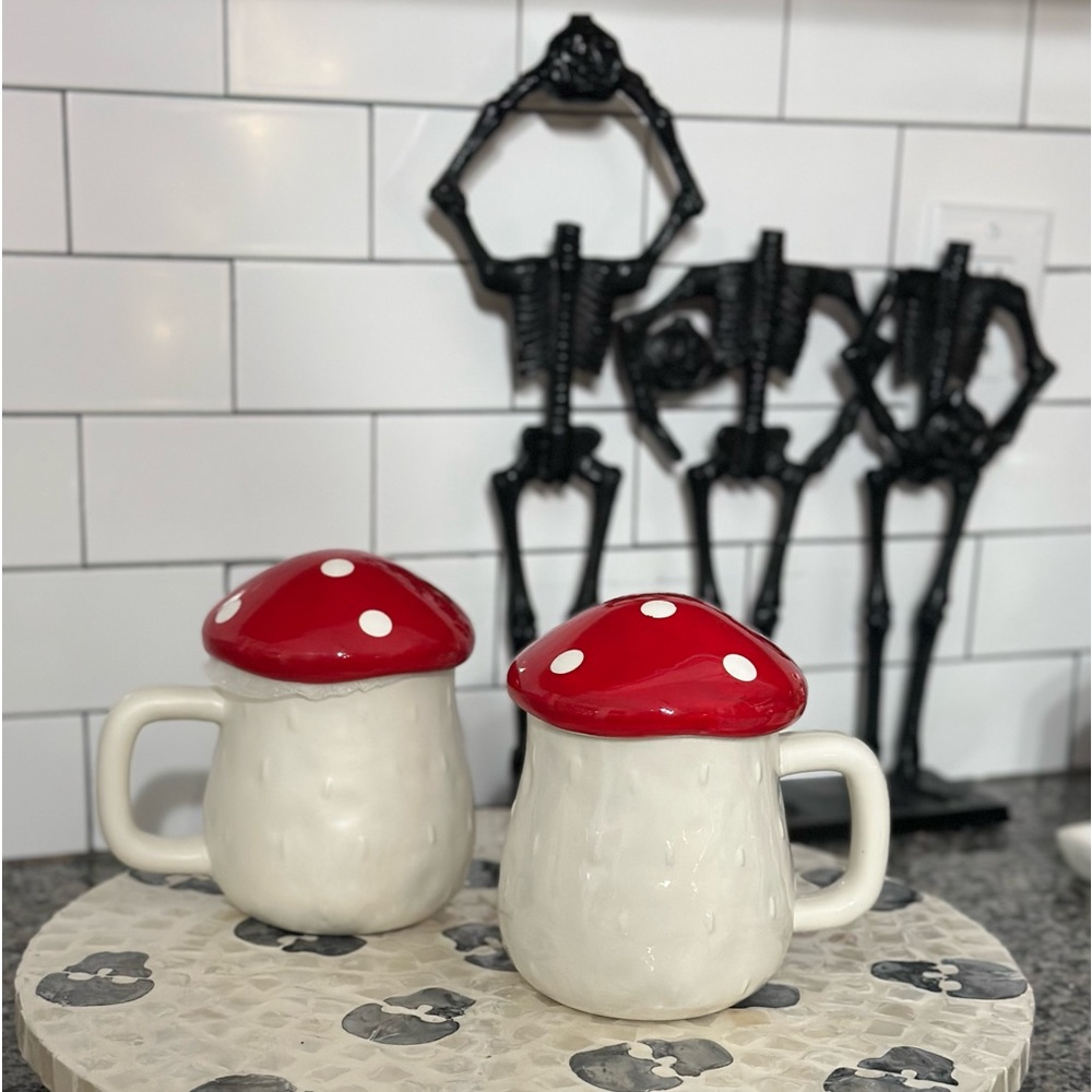 NWOT•Mushroom Mugs with Lids (set of 2)